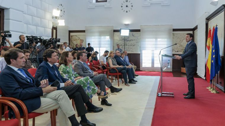 Mañueco garantiza 'estabilidad y certidumbre' en Castilla y León y comunica la nueva composición del Gobierno autonómico