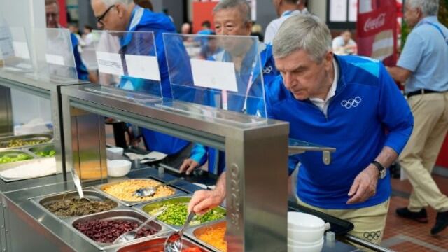 Toneladas de carne y huevos para los atletas después de la crítica por la dieta vegana