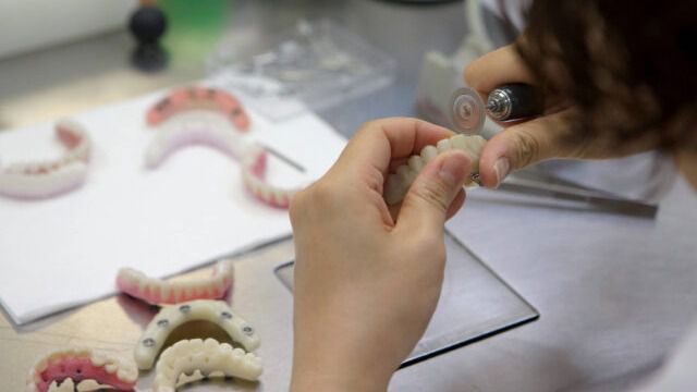 Descubren a una empresa china robando cadáveres para fabricar implantes dentales