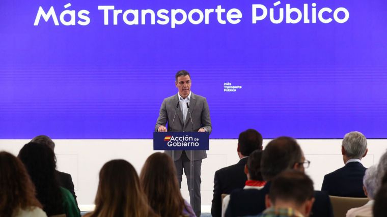 Pedro Sánchez y su viral campaña: 'Más transporte público y menos Lamborghini'