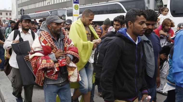 La inteligencia austriaca asegura que Estados Unidos paga a las mafias por inundar Europa de refugiados