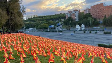 53.000 banderas por cada uno de los españoles que se ha llevado la pandemia y que el Gobierno no quiere reconocer