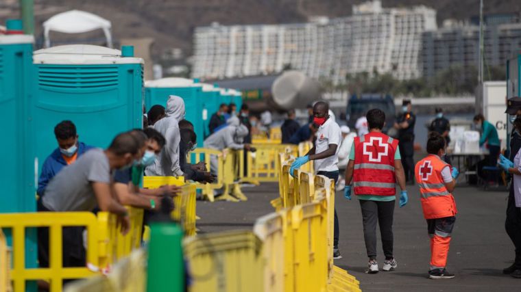 Una oleada masiva de inmigración ilegal se cierne sobre Canarias