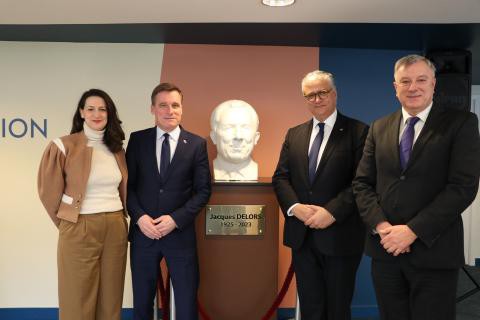 Inauguran busto en homenaje a Jacques Delors, pionero de la integración europea