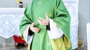 Toda la información sobre el polémico párroco de Sevilla acusado de estafar dinero a una feligresa