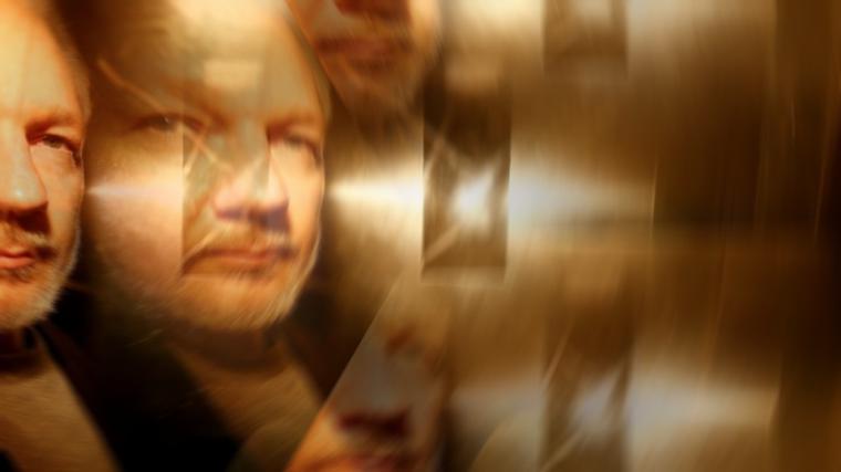 Primera aparición pública de un 'confundido' Assange en meses