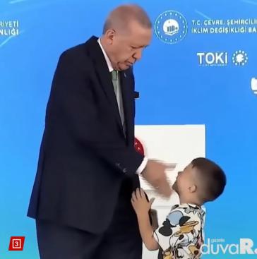 El presidente turco Erdoğan abofetea a un niño por no besarle la mano