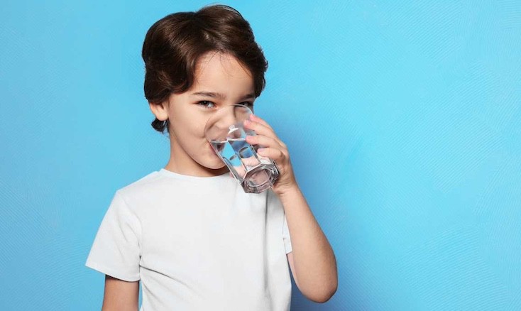 Estudio revela que el fluoruro en el agua afecta el desarrollo cognitivo infantil