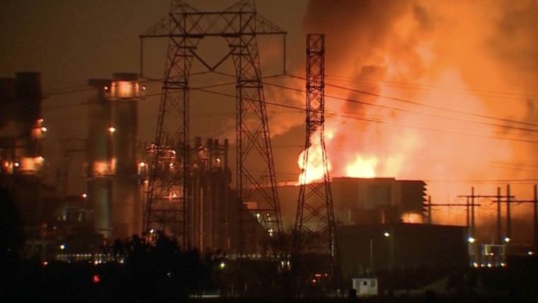 Incendio obliga a evacuar vecinos de planta eléctrica en California