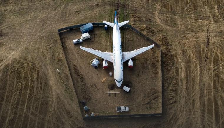 Un avión aterrizó en un campo de trigo con rusos a bordo