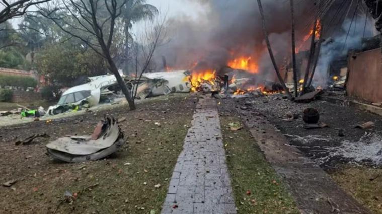 Graban en vídeo la caída de un avión de pasajeros en Brasil