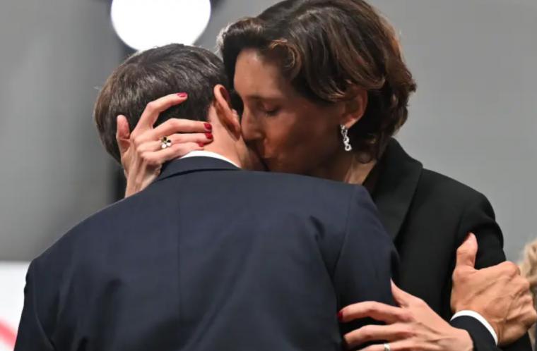 El tórrido abrazo, con beso, del presidente Macron con la ministra de Deportes