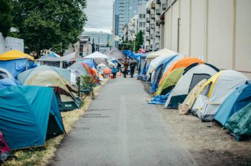 Ciudadanos de Portland alarmados por el campamento de los sin techo