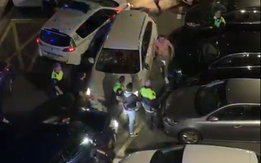 Un conductor enloquecido embiste a un coche policial y a varios aparcados en Rentería