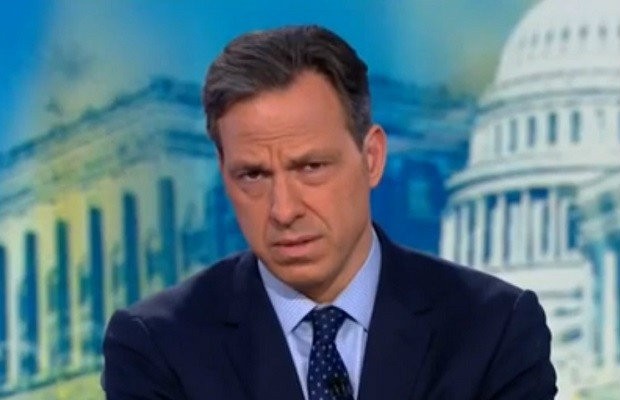 Jake Tapper se beneficia de un encubrimiento sobre la declinación de Biden que él mismo ayudó a crear