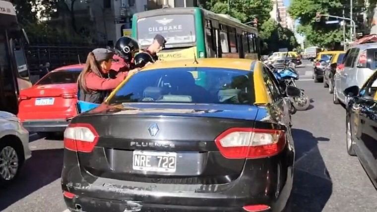 Taxista se queda dormido en plena avenida y es despertado por la policía en Buenos Aires