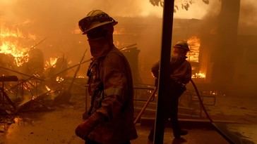 Incendios mortales en California empeoran con vientos fuertes que amenazan el control de las llamas