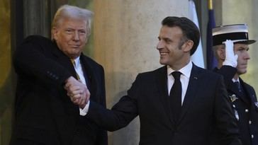 El apretón de manos entre Trump y Macron causa furor en redes sociales