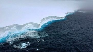 El iceberg A23a, el más grande del mundo, retoma su movimiento