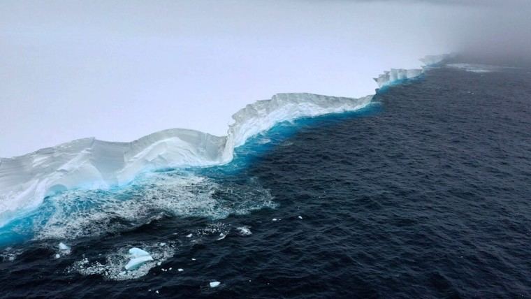 El iceberg A23a, el más grande del mundo, retoma su movimiento