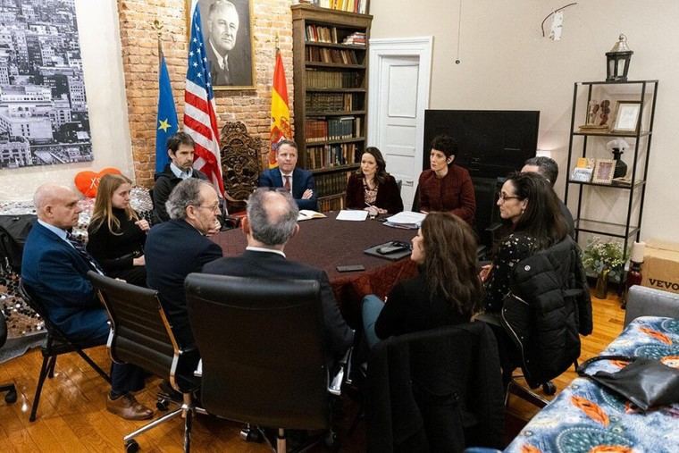 Elma Saiz presenta plan de retorno voluntario para españoles en Nueva York