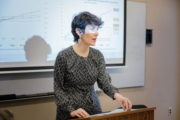 Elma Saiz destaca el modelo migratorio español en conferencia en Columbia