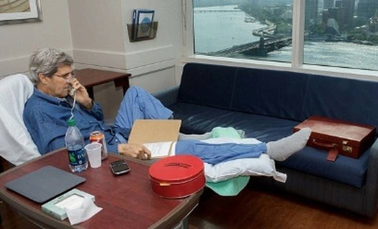 Kerry se fotografía en el hospital por las presiones de la prensa