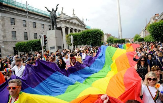 La fundadora de la organización LGBTQ+ Pride se enfrenta a cargos de violación infantil y pornografía infantil