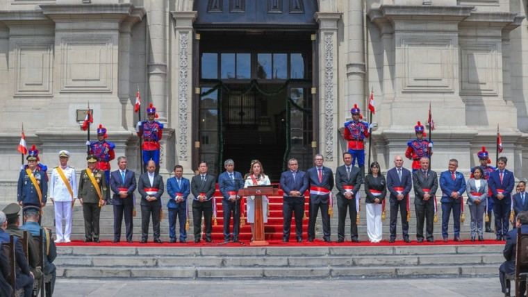 Escándalo por presuntas firmas falsas de Dina Boluarte en Perú