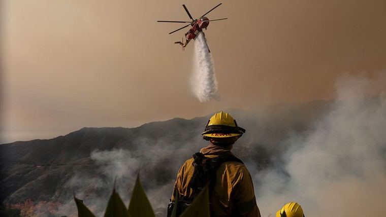 Vientos fuertes amenazan con intensificar incendios en Los Ángeles