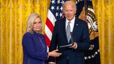 Biden otorga la Medalla Ciudadana a Liz Cheney en medio de problemas legales