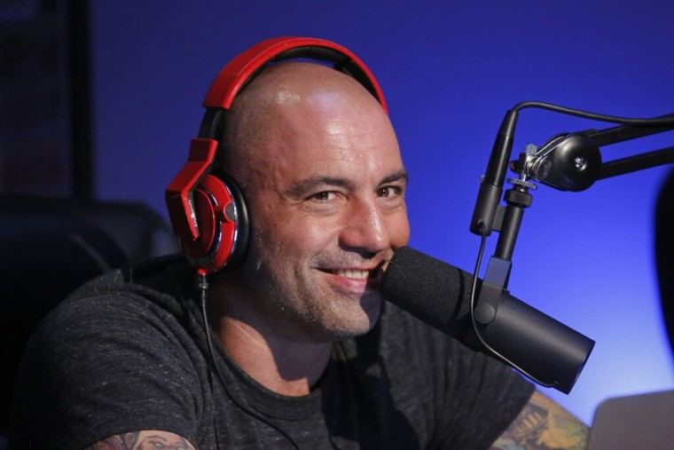 Joe Rogan afirma que informe de la Cámara confirma teorías de conspiración sobre el COVID-19