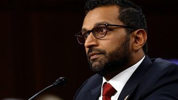 Kash Patel defiende la vigilancia sin órdenes judiciales en su camino hacia la dirección del FBI