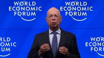 Klaus Schwab advierte sobre la desinformación como un desafío crítico para las élites