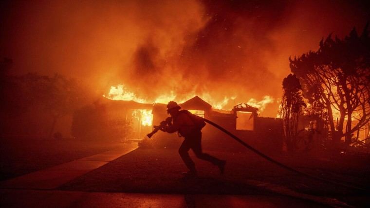 La jefa de bomberos de Los Ángeles critica al Ayuntamiento por falta de apoyo en incendios