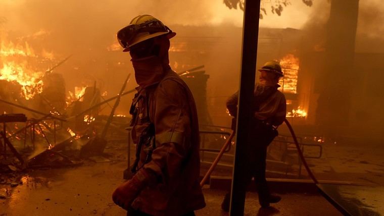 Recortes presupuestarios de la alcaldesa complican la lucha contra incendios en Los Ángeles