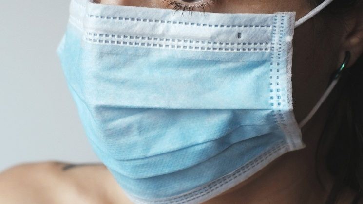 Londres reintroduce el uso obligatorio de mascarillas en hospitales por aumento de casos de gripe