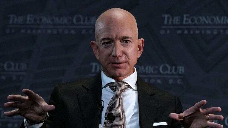 Bezos asegura que la relación Musk-Trump no amenaza la carrera espacial