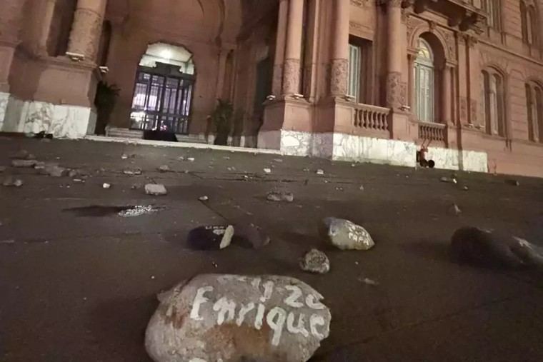 Destruyen monumento a víctimas de la pandemia en disturbios kirchneristas