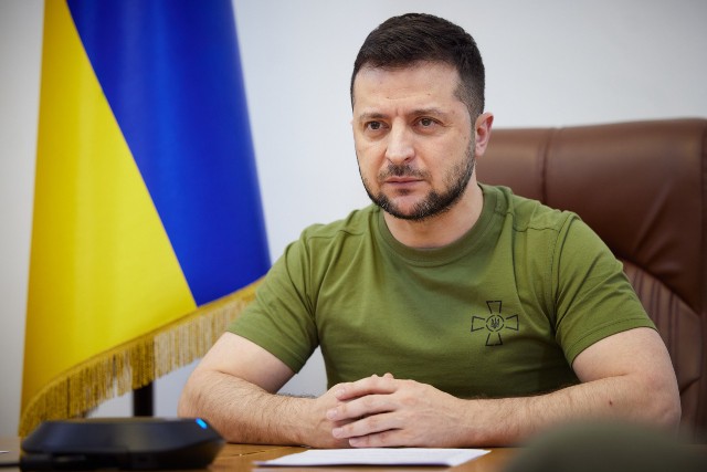 Zelensky enfrenta un desplome en su popularidad, según medios