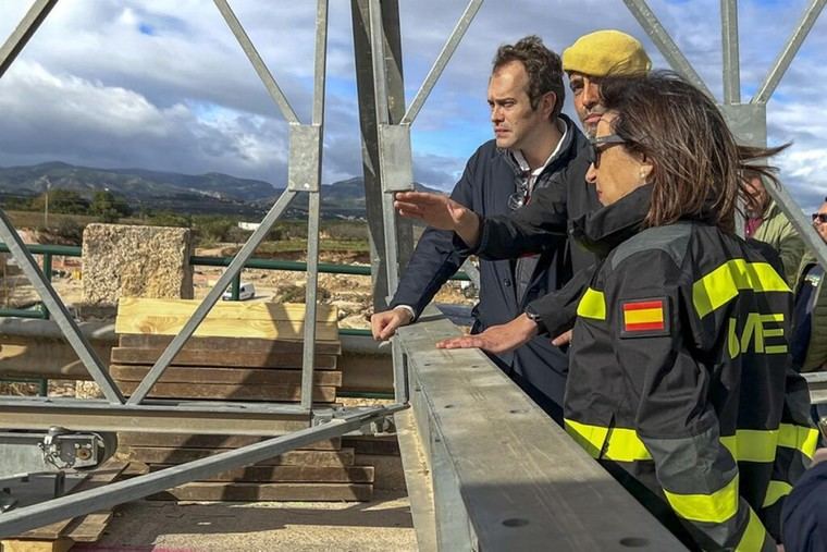 Robles destaca el progreso de las Fuerzas Armadas en Valencia