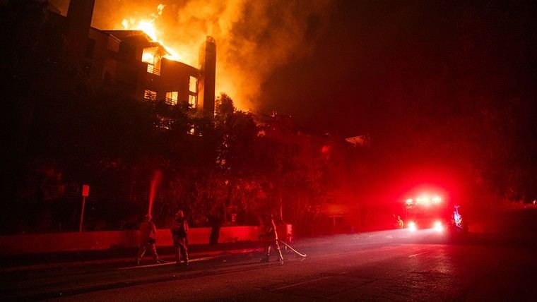 Incendio masivo en planta de baterías de California obliga a evacuar a miles y genera preocupaciones de seguridad