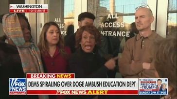 Maxine Waters Frustrada Tras Ser Bloqueada en el Departamento de Educación