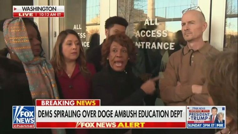 Maxine Waters Frustrada Tras Ser Bloqueada en el Departamento de Educación