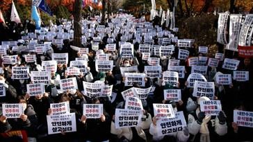 Protestas masivas en Seúl piden la destitución del presidente Yoon Suk-yeol