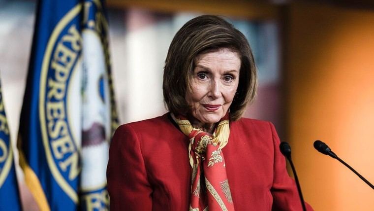 Nancy Pelosi hospitalizada tras lesión en Europa