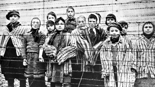 El genocidio globalista y el genocidio nazi, tan semejantes