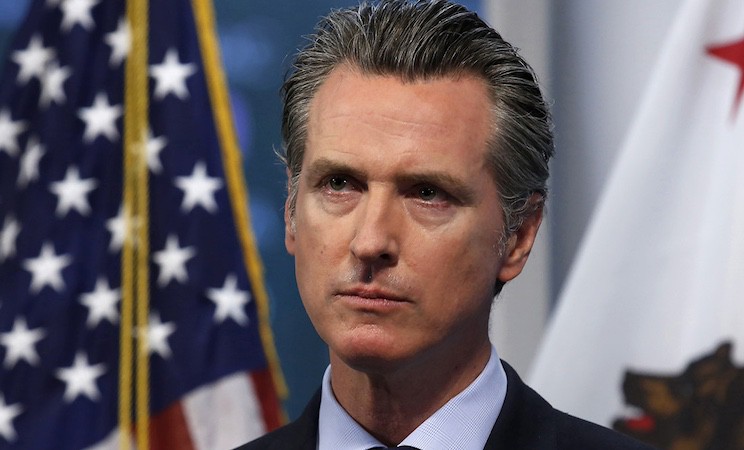 Newsom exige a X eliminar 'desinformación' sobre incendios forestales