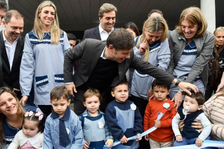 El gobernador Kicillof usó a niños asustados y bebés para hacer política y atacar al presidente Milei