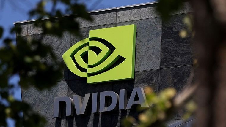 Nvidia logra ventas récord de chips Blackwell, pero su acción se estanca